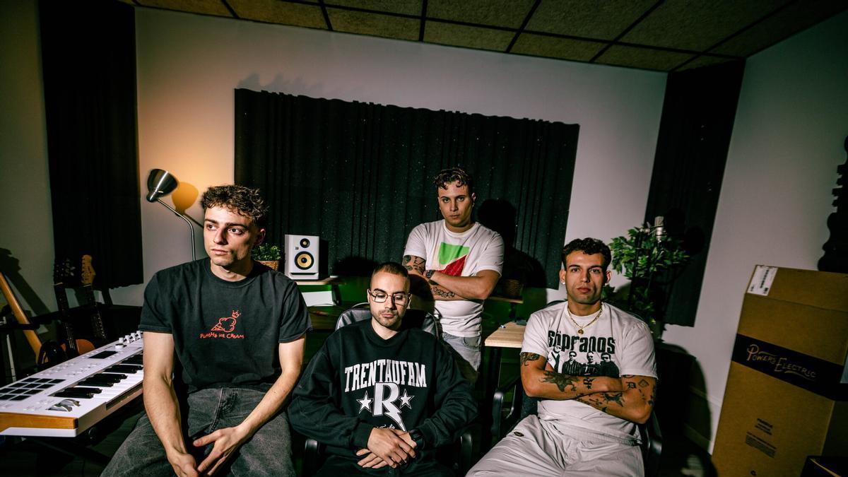La banda 31 FAM, en su estudio de Sabadell.