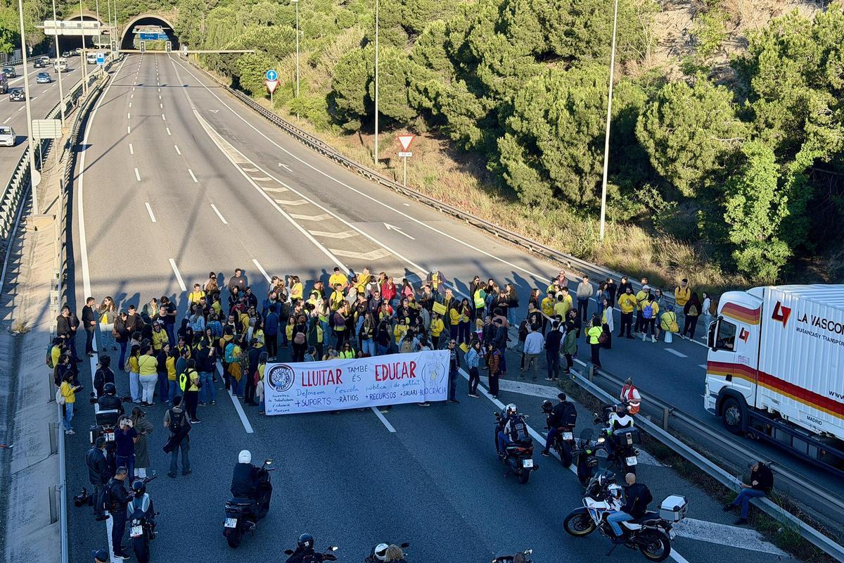 Corte de la C-32 por parte de los maestros durante la manifestación