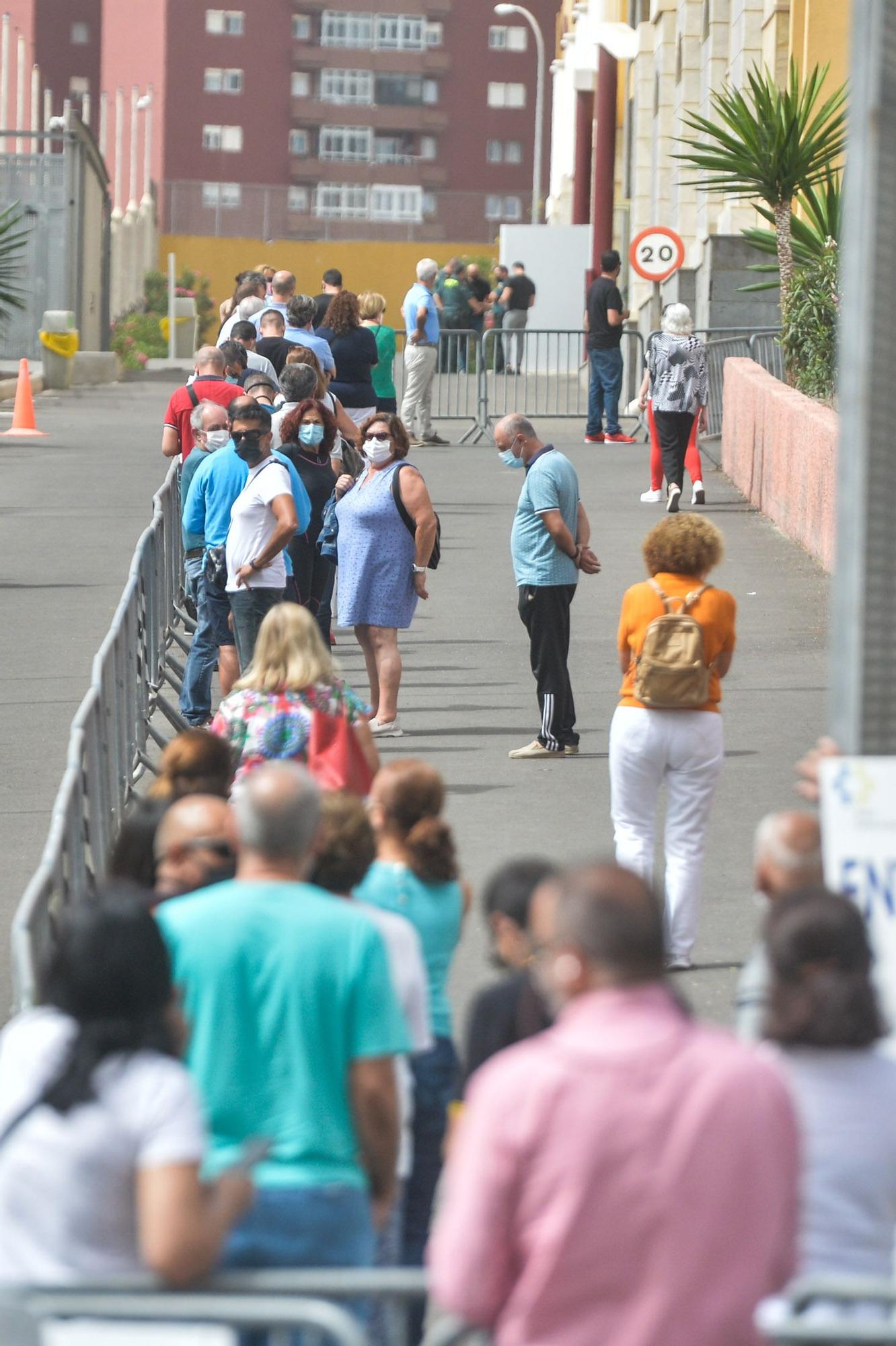 Largas colas para vacunarse contra la COVID-19 en Infecar y el Materno