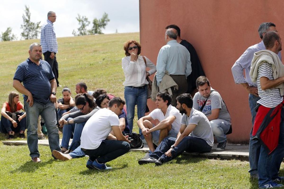 Familiars de les víctimes de l’accident de tren esperen a les portes de l’edifici Cersia, a Santiago, dijous.