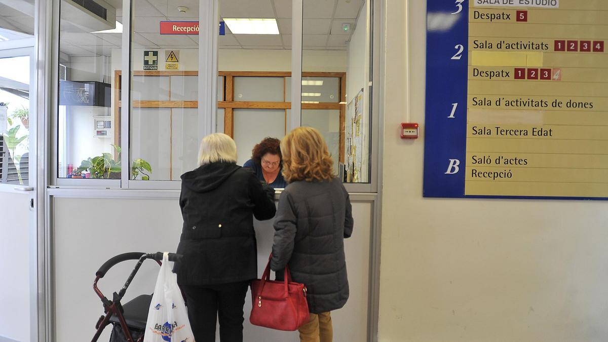 Recepción de Casa de la Dona, ubicada en la Plaza Barcelona en Elche