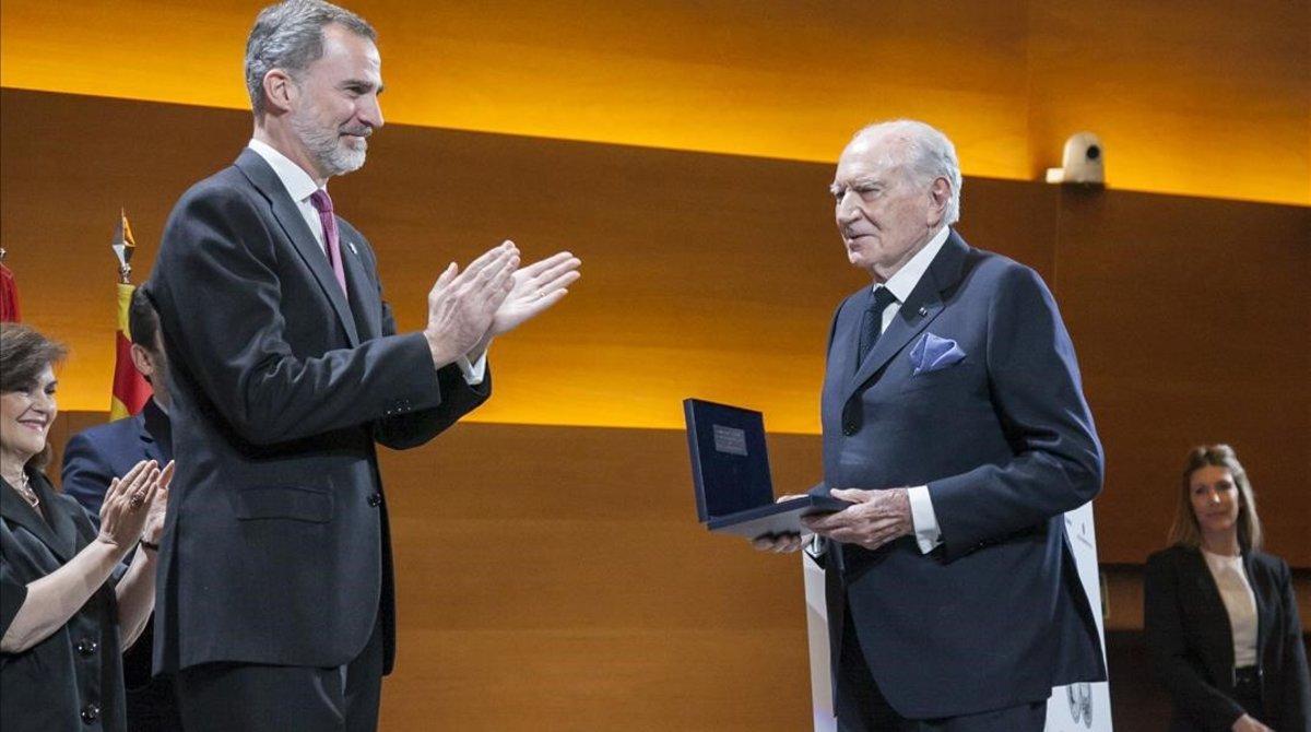 Acto de entrega del Premio Reino de España a la Trayectoria Empresarial 2017, concedido a Mariano Puig, En la foto, junto al rey Felipe VI.