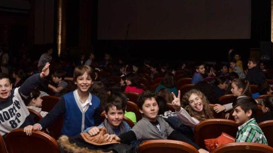 Los escolares en el patio de butacas del Filarmónica, minutos antes de la proyección de &quot;Camino a la escuela&quot;.