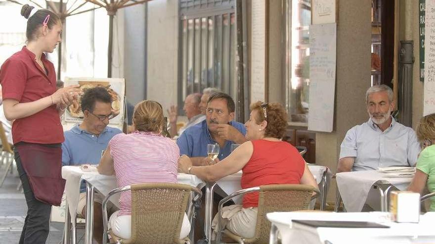 Gente comiendo en terrazas de A Coruña.