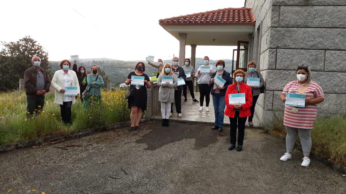 Los participantes en el curso de ungüentos posan con sus títulos. / FdV