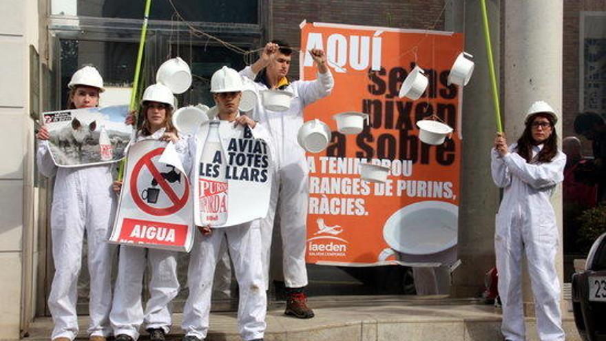 Acció reivindicativa dels ecologistes a Figueres contra l&#039;excés de purins.