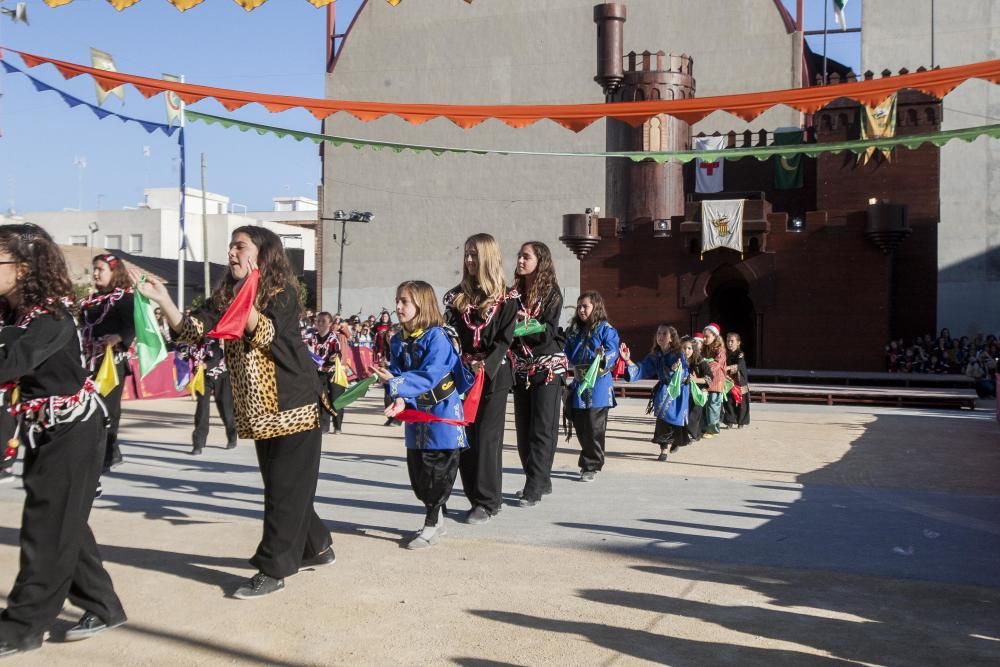 Un centenar de chavales, integrantes de las comparsas de San Vicente, celebran por segundo año la Embajada Infantil a las puertas del Castillo.