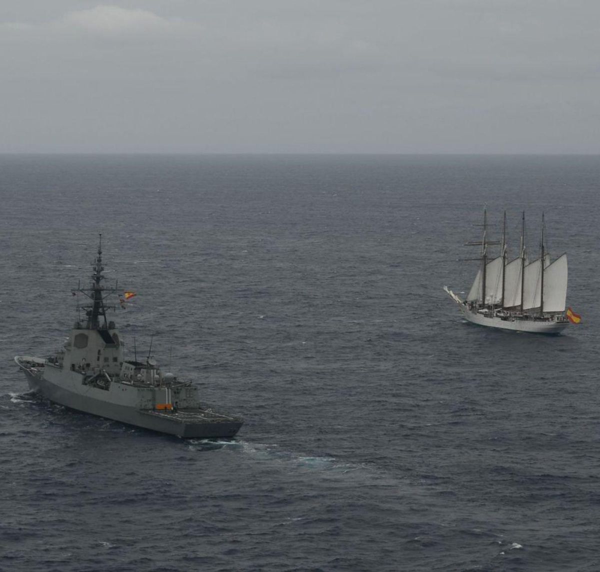 La «Blas de Lezo» y el «Juan Sebastián de Elcano», cerca de la costa asturiana, antes de que la Princesa pasara de una embarcación a otra.