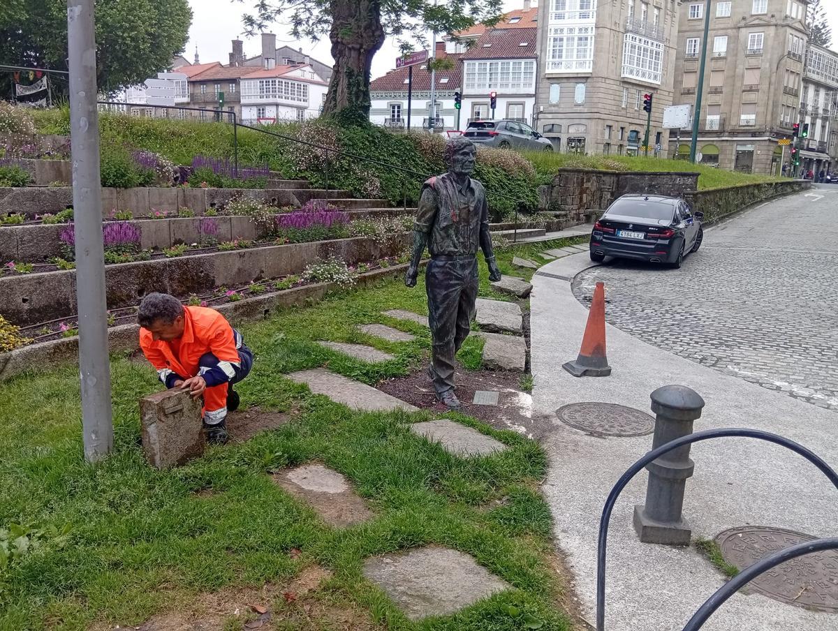 La estatua de Moncho Reboiras en Santiago aparece vandalizada con pintura roja