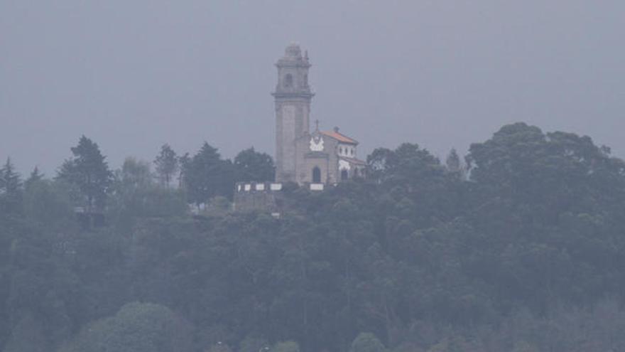 La niebla se cierne sobre la ermita de A Guía. // R. Grobas