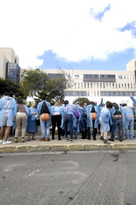Concentración frente al Hospital Doctor Negrín en defensa de la sanidad pública