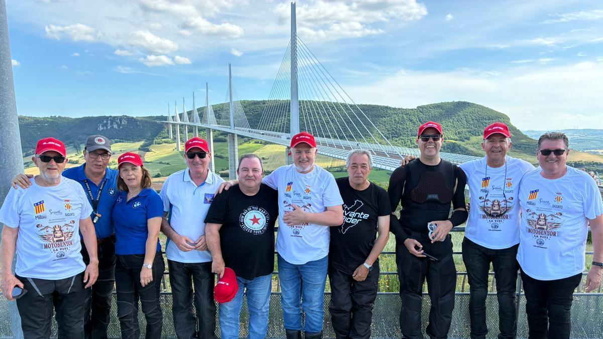 El grupo de Moto trismo Senior en Millau.