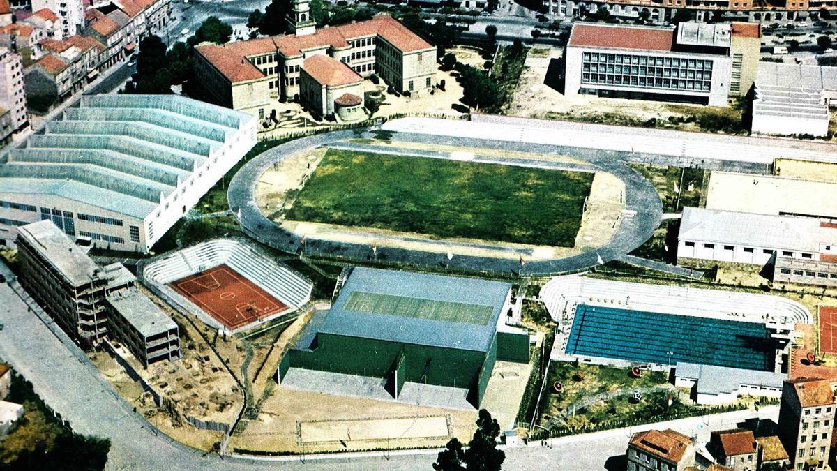 Vista aérea de la piscina de As Travesas dentro del recinto deportivo municipal.