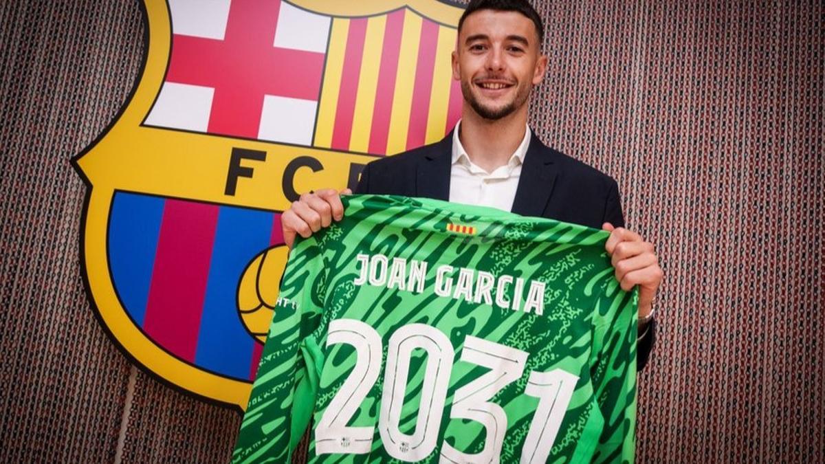 Joan Garcia, el nuevo portero del Barcelona, tras firmar su contrato hasta 2031 en las oficinas del Camp Nou. Joan Garcia, el nuevo portero del Barcelona, tras firmar su contrato hasta 2031 en las oficinas del Camp Nou.