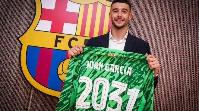 Joan Garcia, el nuevo portero del Barcelona, tras firmar su contrato hasta 2031 en las oficinas del Camp Nou.