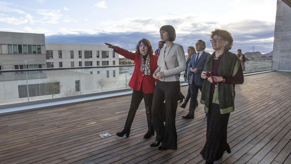 La rectora de la UA, Amparo Navarro, con la ministra de Ciencia, Diana Morant y la consellera de Universidades, Josefina Bueno.