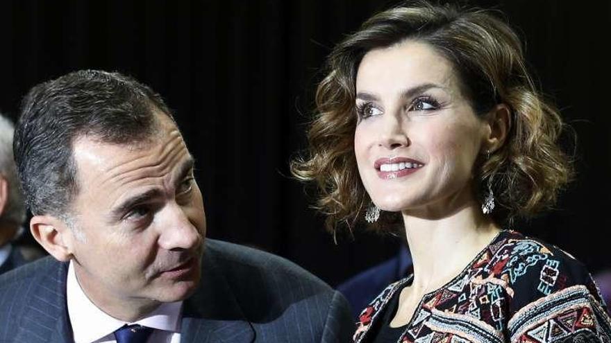 Don Felipe mira a doña Letizia, con la chaqueta de Zara.