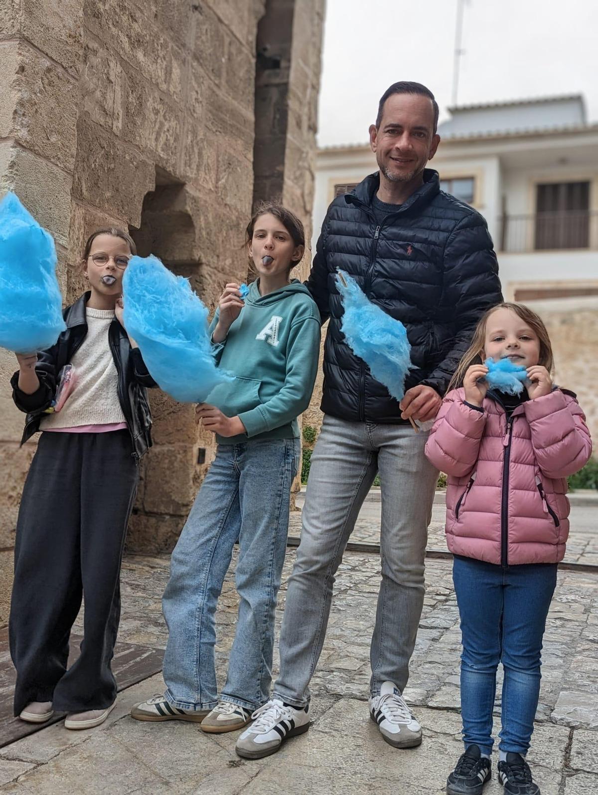 Mani Charmi ist auf Mallorca nun alleinerziehender Vater und hat deswegen auch seine Gesangskarriere an den Nagel gehängt.