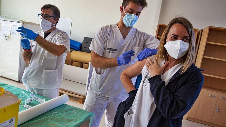 Imagen de la administración de la segunda dosis de la vacuna al personal en el centro de salud Lo Morant de Alicante .