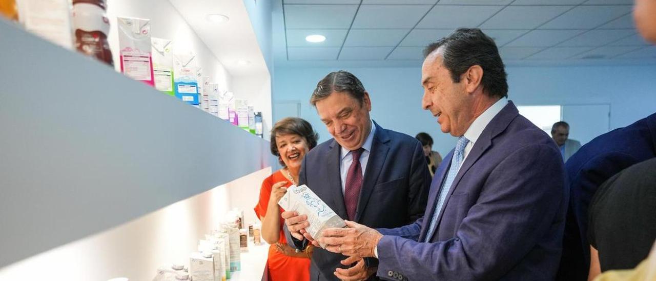 Ricardo Delgado muestra a Luis Planas algunos de los productos de Covap en presencia de Rafaela Valenzuela.