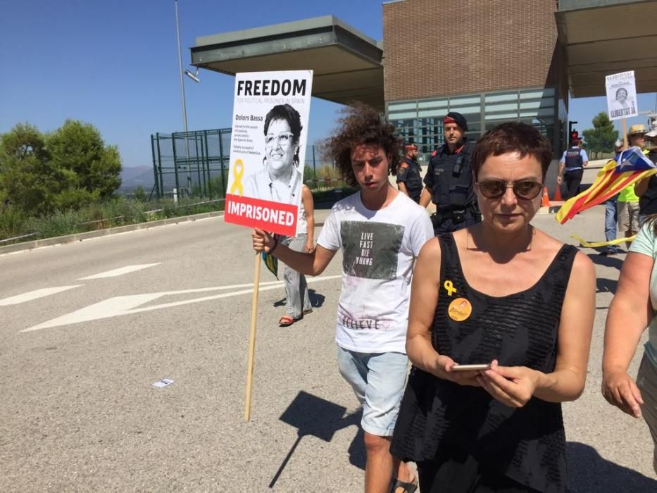 Dolors Bassa i Carme Forcadell arriben a la presó de Figueres