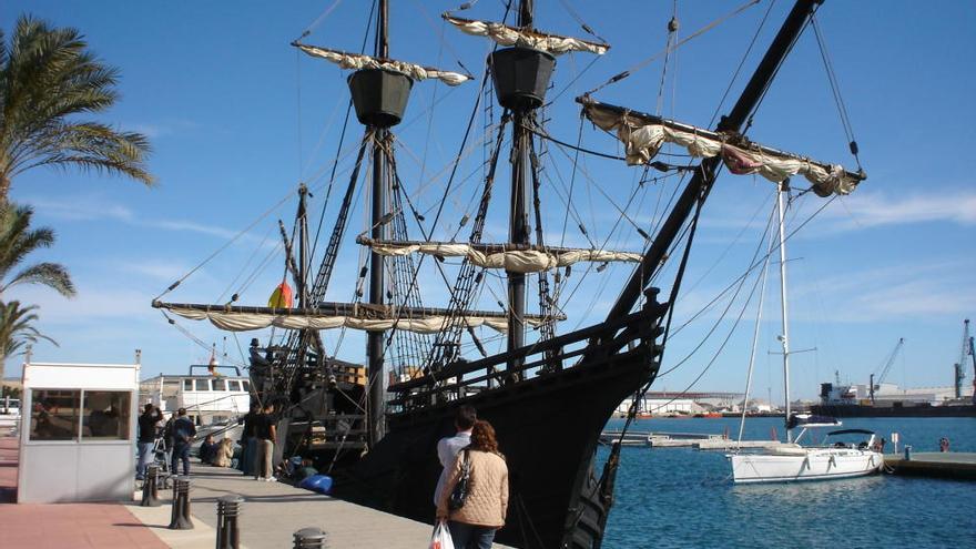 Una réplica del primer  barco que dio la vuelta  al mundo visita Castelló