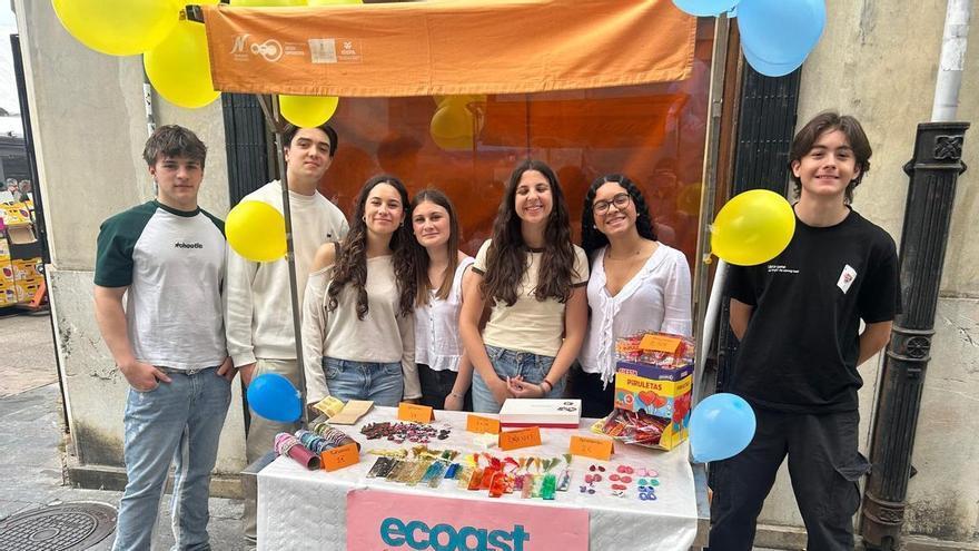 Pulseras, imanes, marcapáginas, bolsas o cuadros con madera reciclada: las cooperativas escolares venden al público sus creaciones artesanales en las calles de Pola de Siero