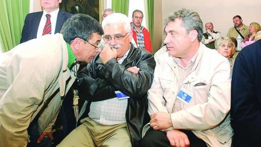 Roberto Sánchez Ramos habla con dos trabajadores de la Fábrica de La Vega, ayer, en el Pleno.