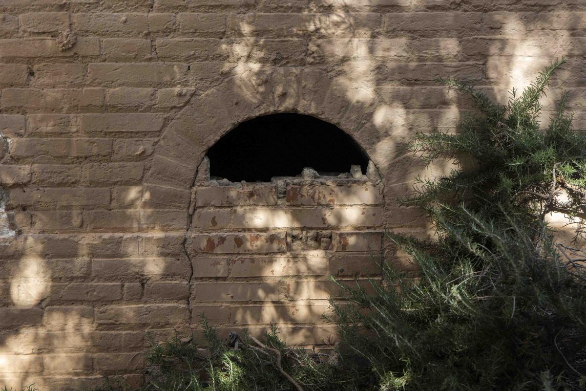Ubicada en la calle Guardia Civil, esta chimenea pertenece al negocio-vivienda del Xalet Vista Alegre, hoy Junta Municipal de Exposición, barrio de Benimaclet y está situada en una zona ajardinada.