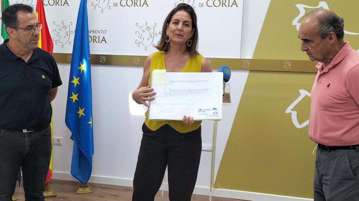 La alcaldesa, junto a concejales del gobierno local, esta mañana, en la presentación de las actuaciones.