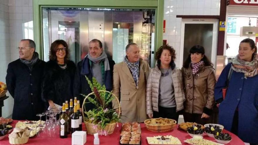 Jesús Vázquez, Díaz Mouteira, Emilio Pérez, Domingo Castro, Juan Ageitos y la edil de Comercio, ayer, ante el nuevo ascensor. // J.R