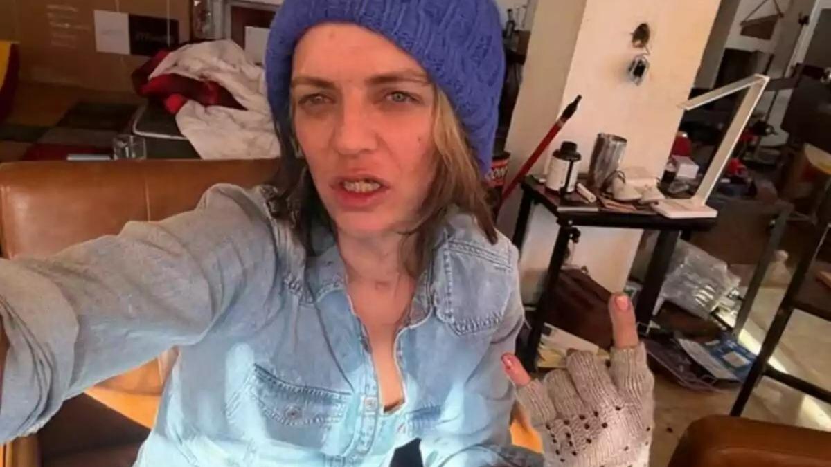 Así se encuentra la casa de Sheila Devil, hija de Camilo Sesto: descuidada  y caótica