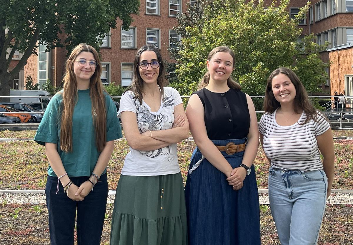 Inés, con su equipo actual en Lille, integrado por dos estudiantes de máster y una de doctorado.