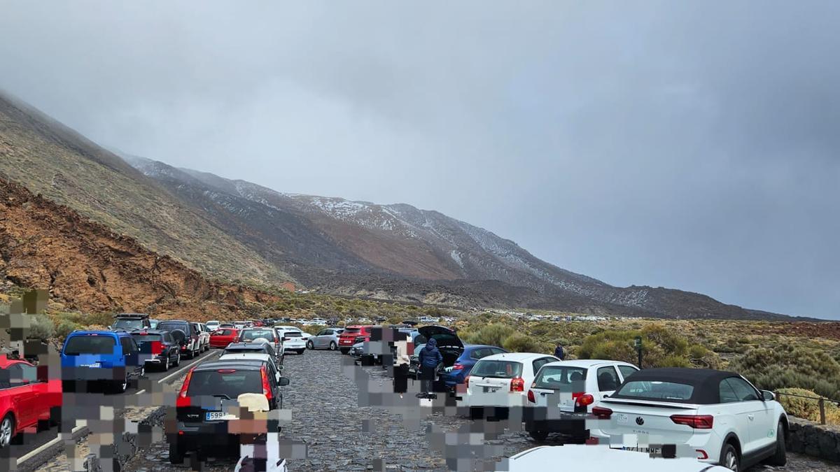 La gente no aprende: las carreteras al Teide están cerradas, pero ellos suben