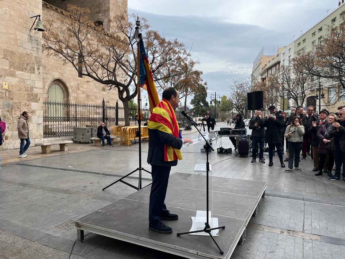 El presidente de Juristes Valencians, José Ramón Chirivella, se ha dirigido a los asistentes ataviado con la Senyera