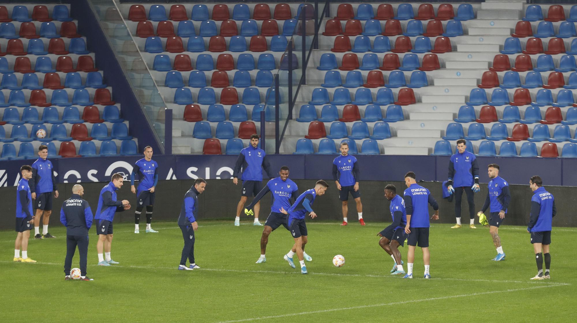 El Levante UD entrena en el Ciutat antes de viajar a Olot