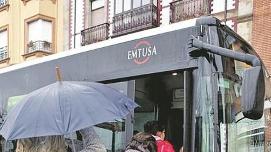 Usuarios de Emtusa a la espera de un autobús.