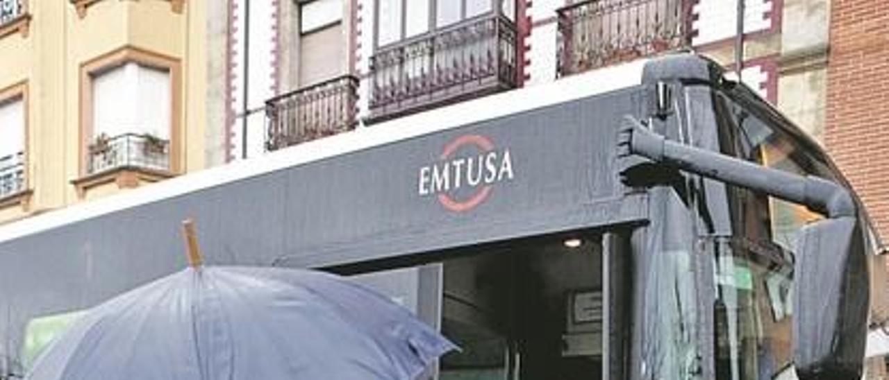 Usuarios de Emtusa a la espera de un autobús.