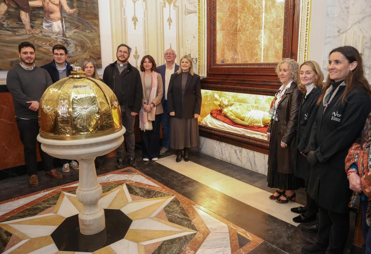 El Cristoya luce en su vitrina en la parroquia.