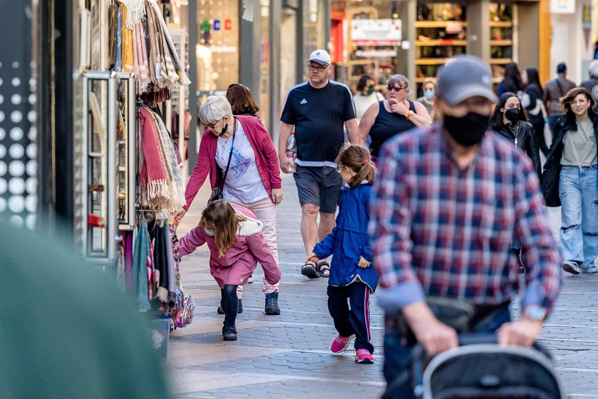 La campaña "BenidormTeDaMás" recibe una avalancha de peticiones de descarga de los bonos descuentos para comercios y hostelería de la ciudad. Los primeros días para gastar estos bonos han provocado colas en algunos establecimientos. La iniciativa, que pretende ayudar al sector e incentivar el consumo, estará en marcha hasta el 31 de diciembre.