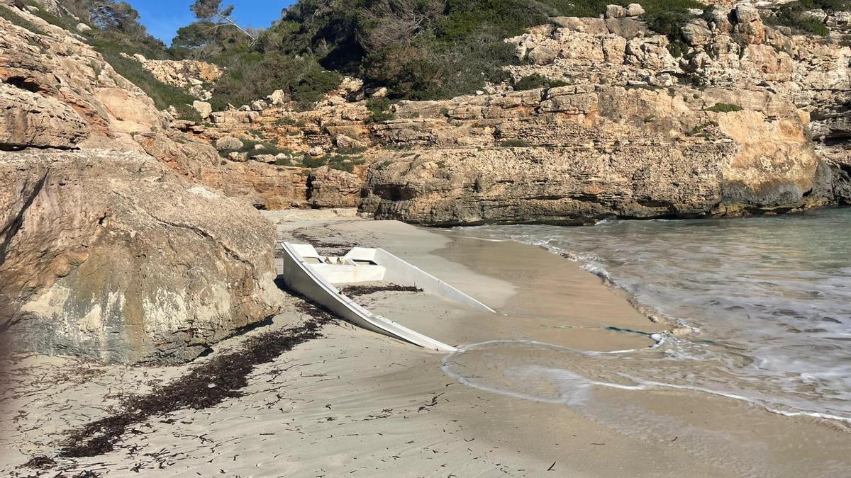 Ein Migrantenboot im Süden Mallorcas, das Wrack wird bereits fast vollständig vom Sand verschluckt.