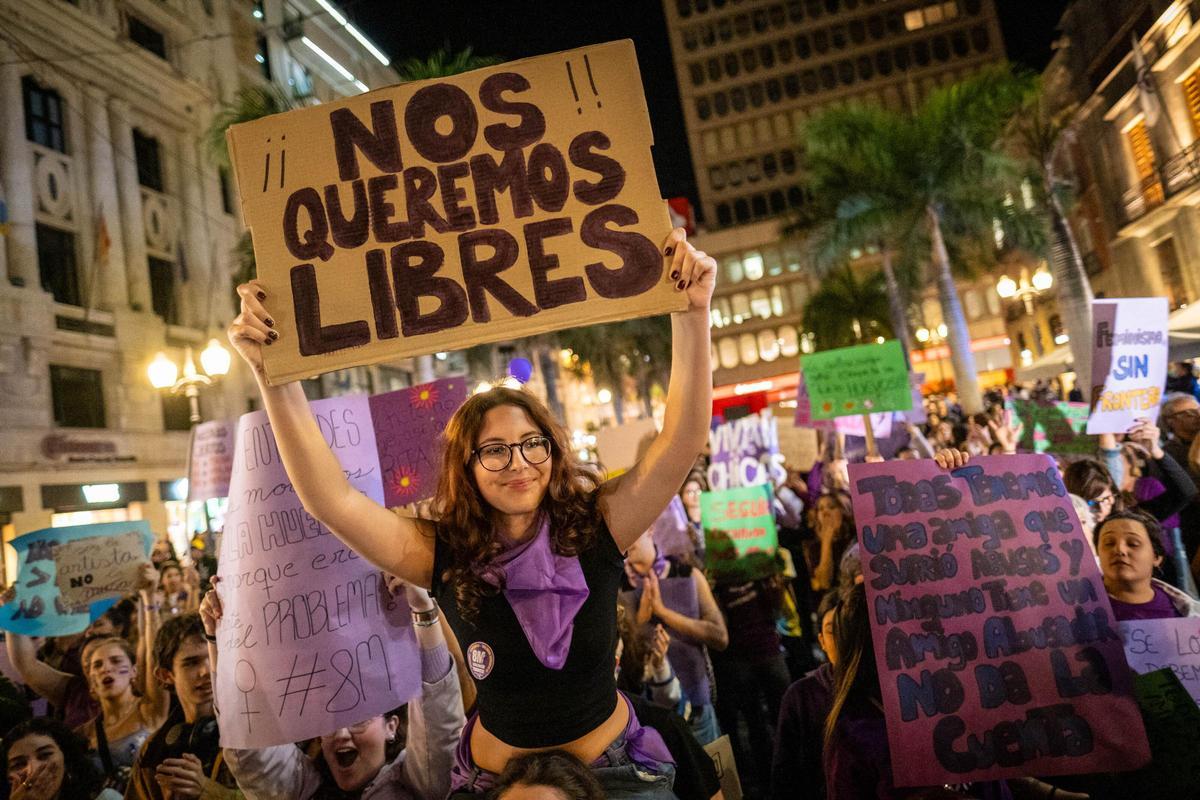 Una mujer reivindica sus derechos con una pancarta en la manifestación
