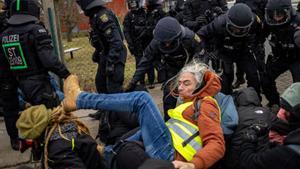 Una batalla campal ultra inaugura la carrera electoral a Alemanya