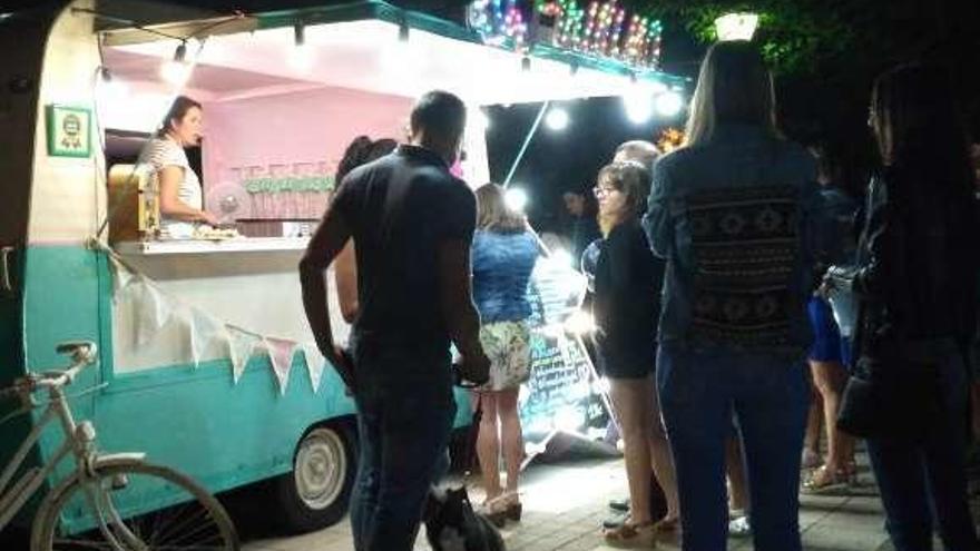 Clientes esperan su turno para degustar los platos de la feria.