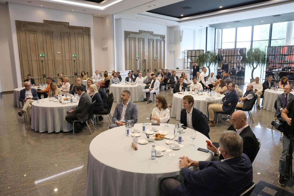 Asistentes al desayuno informativo de Banco Santander y Faro de Vigo.