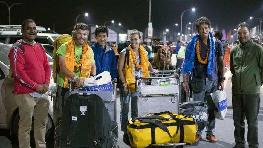 Martín Ramos, segundo por la derecha, en el aeropuerto de Katmandú.