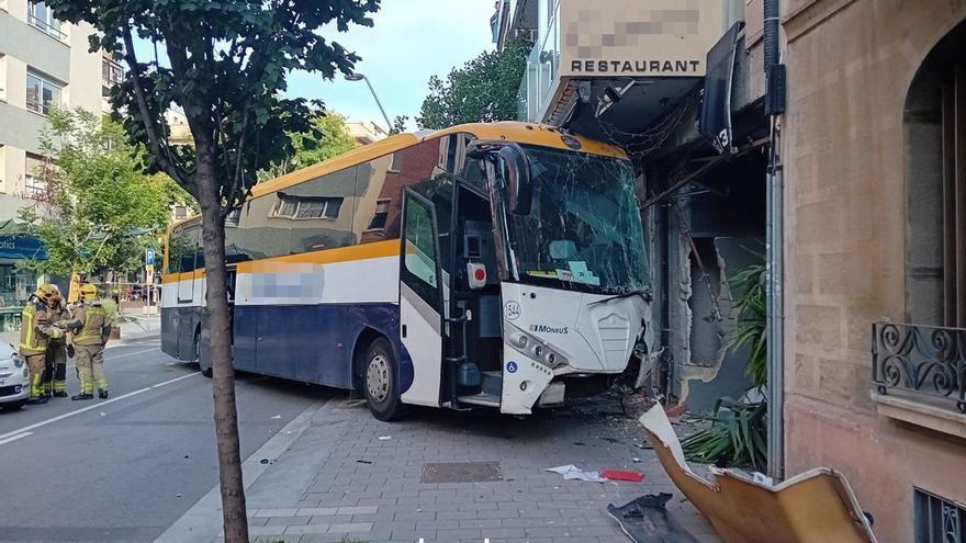 Almenys cinc ferits en el xoc d&#039;un autocar contra la façana d&#039;un hotel a Molins de Rei