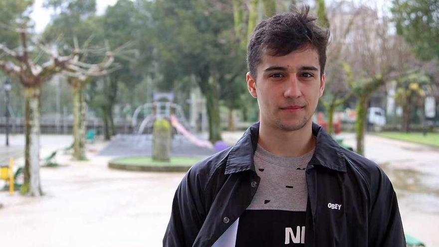 Miguel Sanluis, ayer, en la alameda de A Estrada, antes de partir hacia Grecia. // Bernabé/J. Carlos Asorey