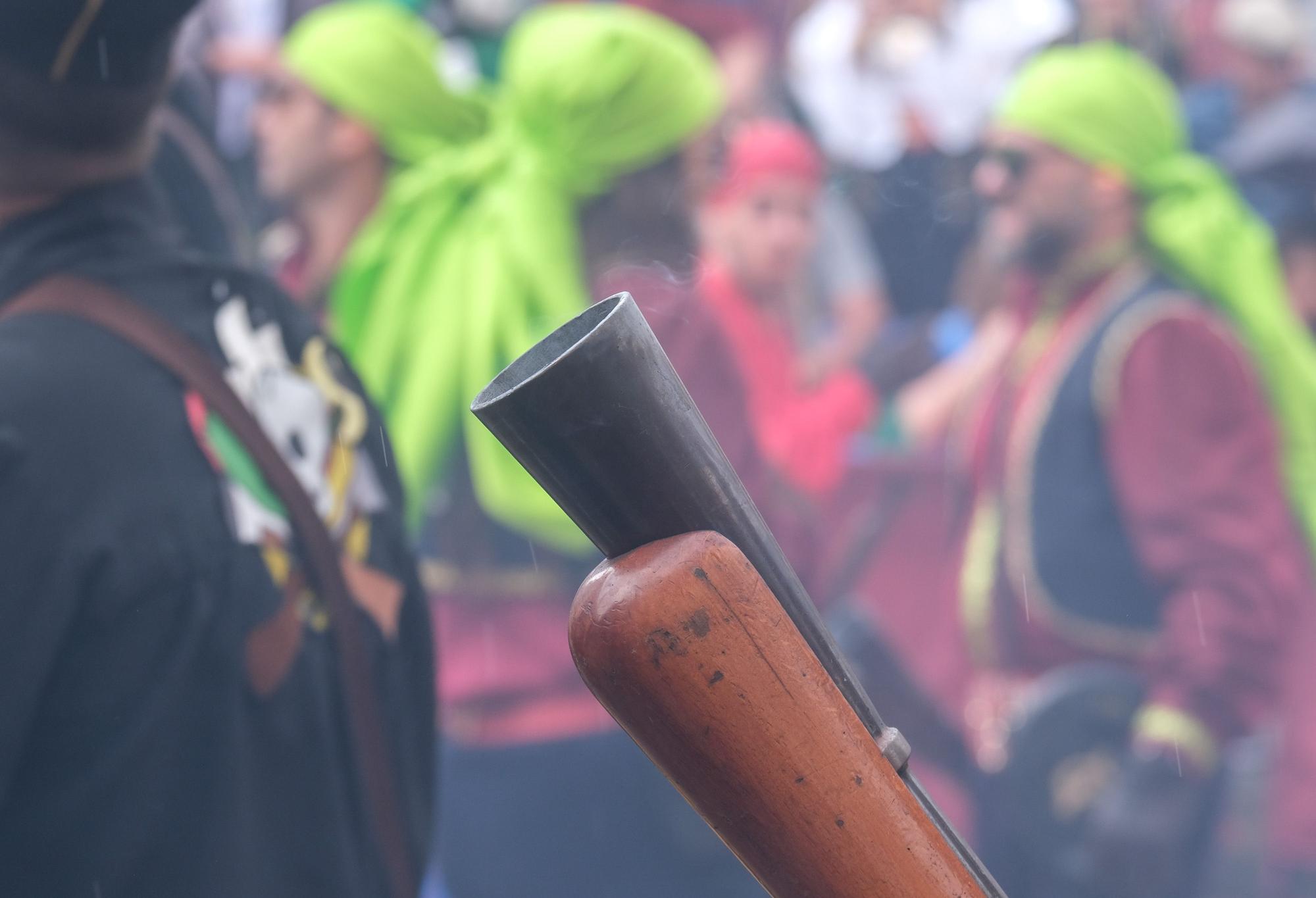 Los moros conquistan el castillo bajo la lluvia. Así ha sido la embajada mora de las fiestas de Elda