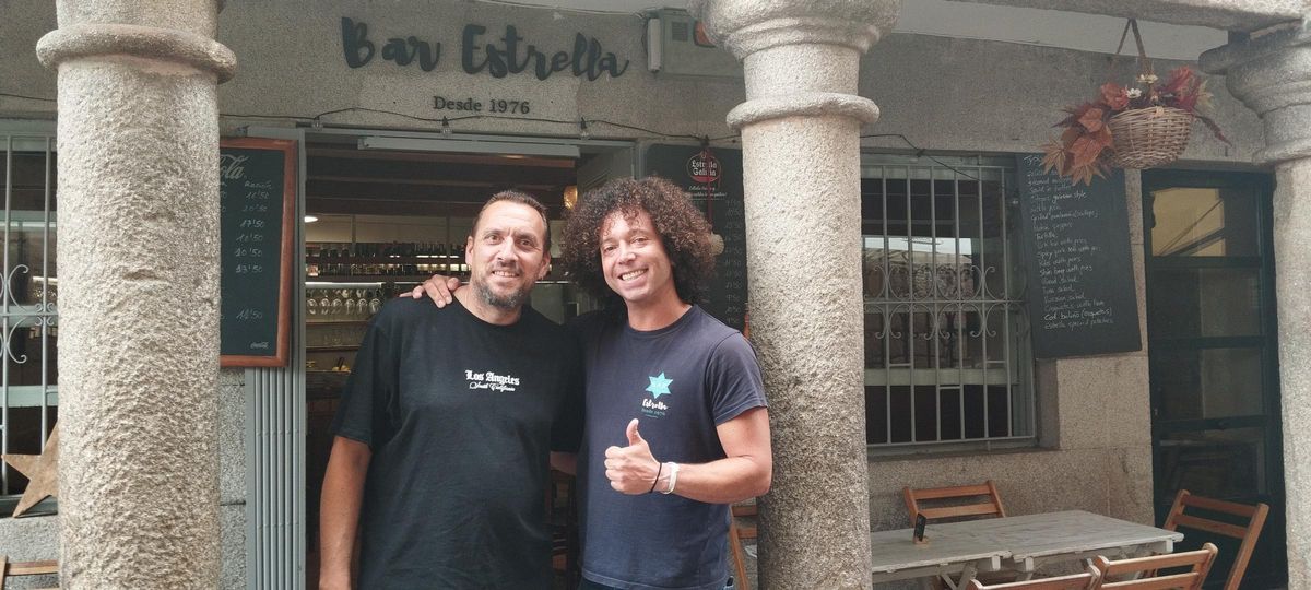 Iván y Michele, a las puertas del Bar Estrella, donde los peregrinos "airean" sus botas mientras toman algo.